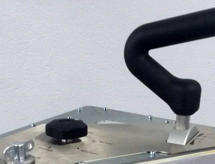 Impugnature di trazione e frenatura realizzate con il compound LATAMID 66 H2 G/50 V0HF1 di LATI, materiale autoestinguente rinforzato con fibra di vetro