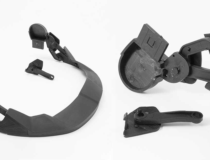 Meccanismo di apertura per casco prodotto con compound LATI ad alta resistenza meccanica e stabilità dimensionale per garantire sicurezza e durata