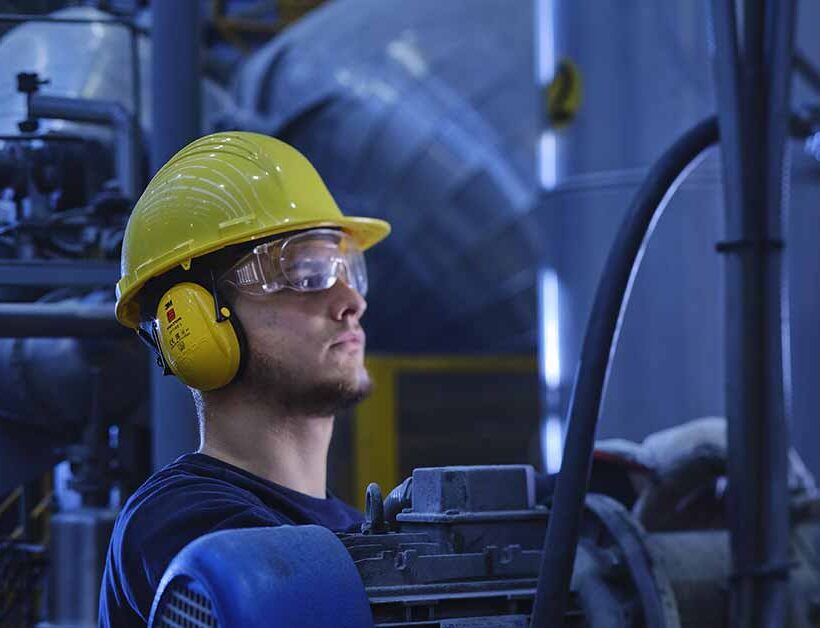 Maestranza di fabbrica al lavoro nella fabbrica LATI