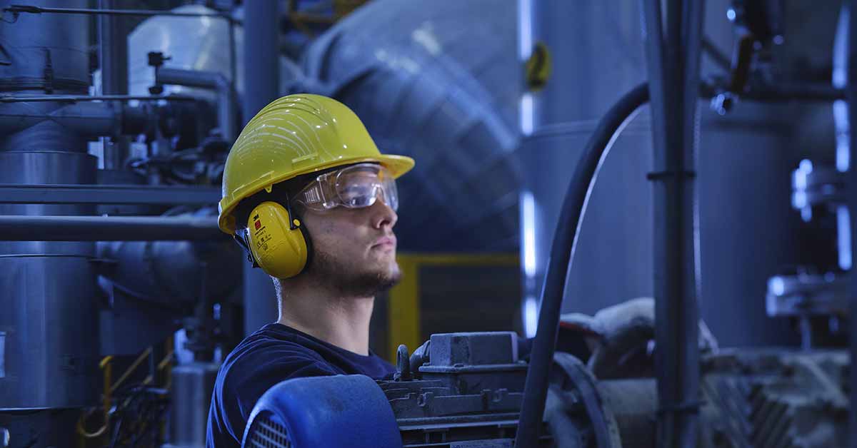 Maestranza di fabbrica al lavoro nella fabbrica LATI