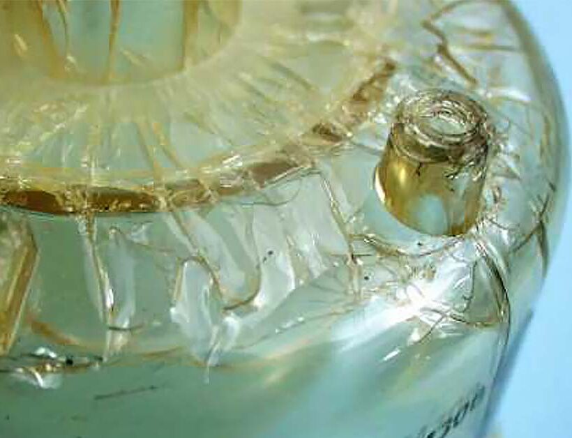 Esempio di stress cracking su materiale plastico e soluzioni LATI per migliorare la resistenza alla fessurazione da agenti chimici e meccanici