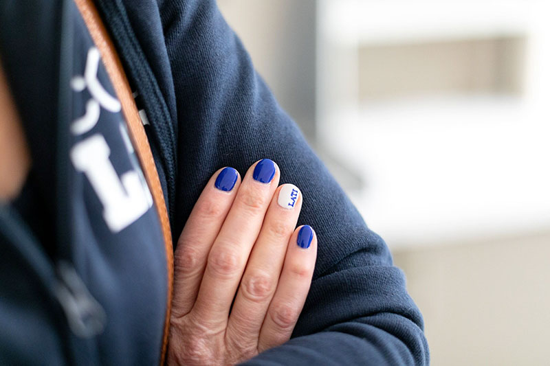 Dettaglio delle mani di Michela Conterno durante l'Open Day Casa LATI del 2023
