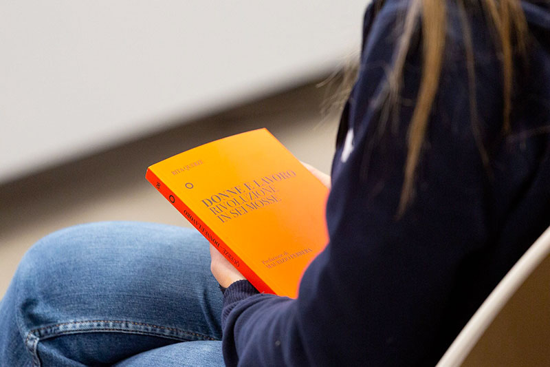 Persona che tiene in mano il libro di Rita Querzè "Donne e lavoro: rivoluzione in sei mosse"