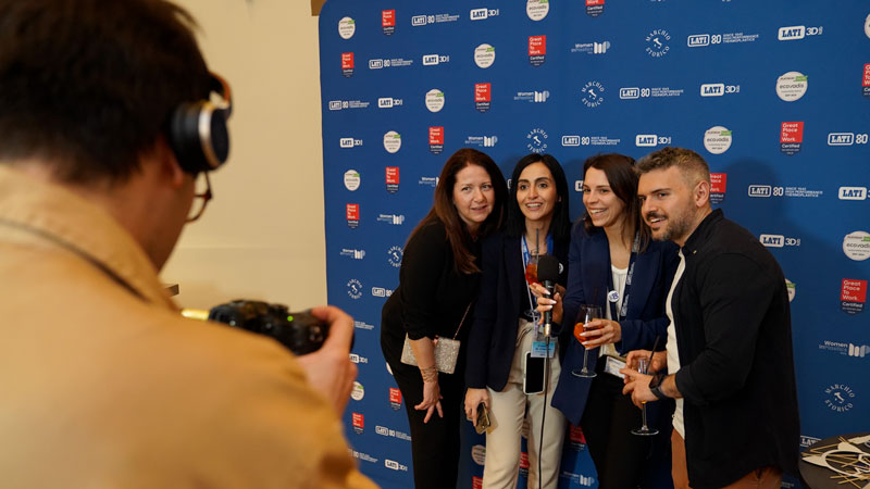 Foto di gruppo di persone LATI durante un evento per celebrare gli ottant'anni dell'azienda