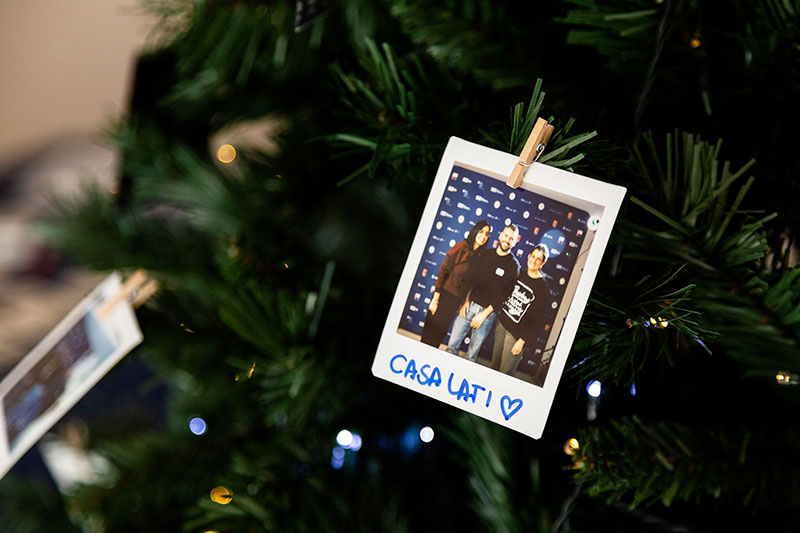 Dettaglio di una foto appesa a un albero di Natale scattato durante l'evento del 2023 Casa LATI